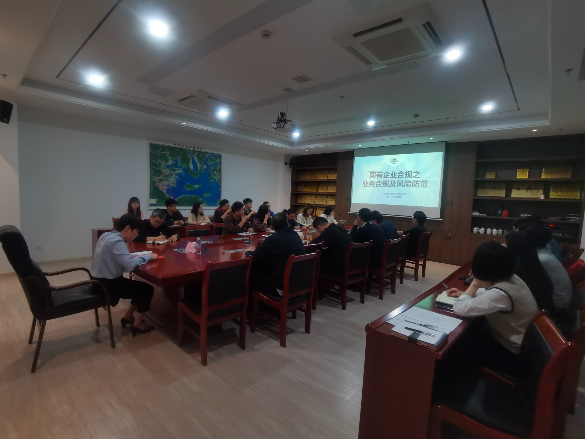 合规讲堂第一课——市ag亚娱物流集团开展国企业务合规及风险防范培训，，，，，，，刘招蕊拍摄.jpg