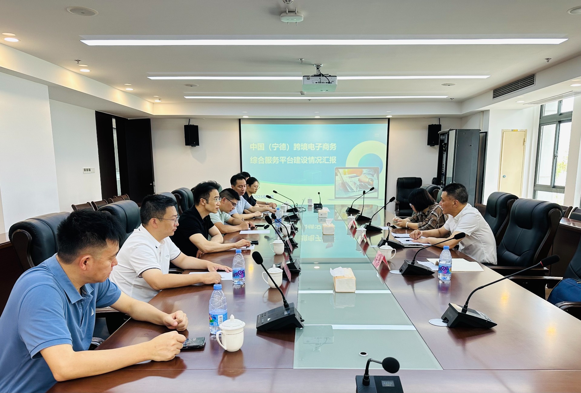 座谈会.jpg